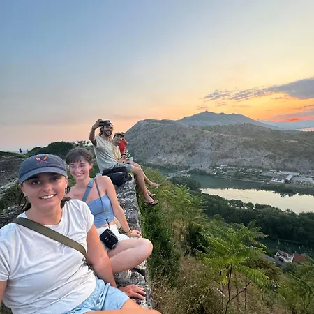 旅馆 The Galley Party