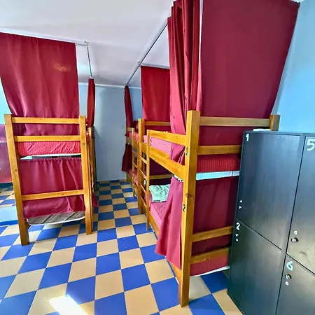 호스텔 The Galley Party Shkodër